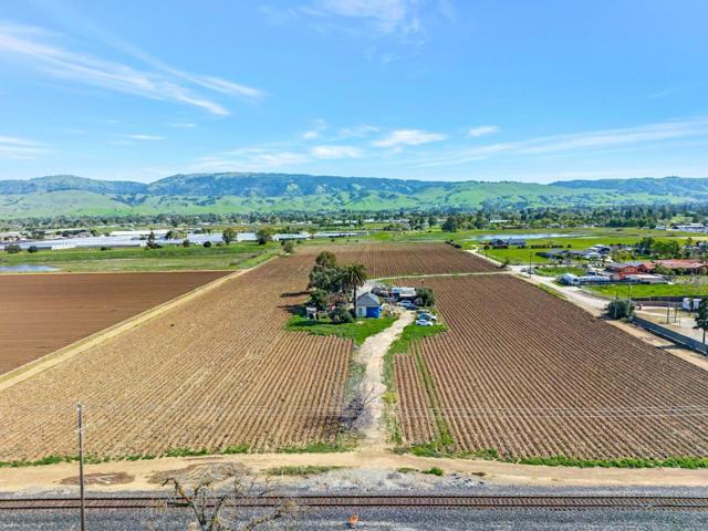 11580 Monterey Road, Gilroy CA: https://media.crmls.org/mediaz/557571d1-acb1-42e6-8e7b-fb95f19ca170.jpg