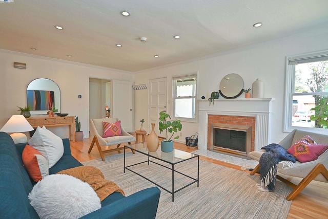 Image 4 of 36 For 2044 Strang Ave