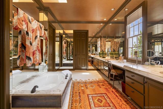 7612 Hillside Dr, La Jolla CA: https://media.crmls.org/mediaz/5575df15-5d44-452f-825a-c453ca5bafda.jpg