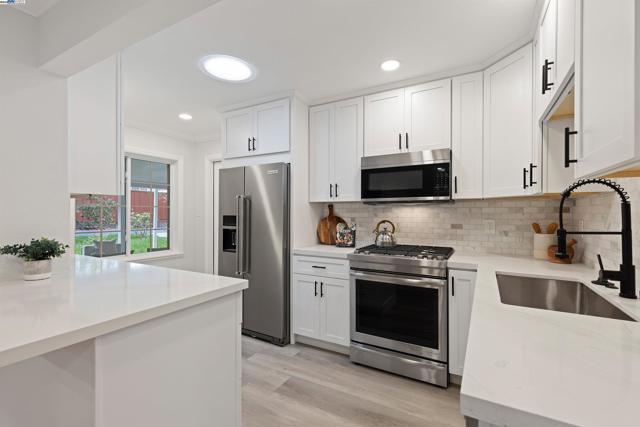1692 Maryland St, Redwood City CA: https://media.crmls.org/mediaz/5576097d-1cc3-461b-83c2-9221e15bac3c.jpg