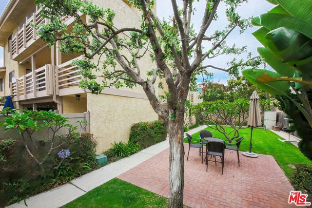 16805 Roosevelt Lane, Huntington Beach CA: https://media.crmls.org/mediaz/55769a36-0690-4507-945b-c7f16f565372.jpg