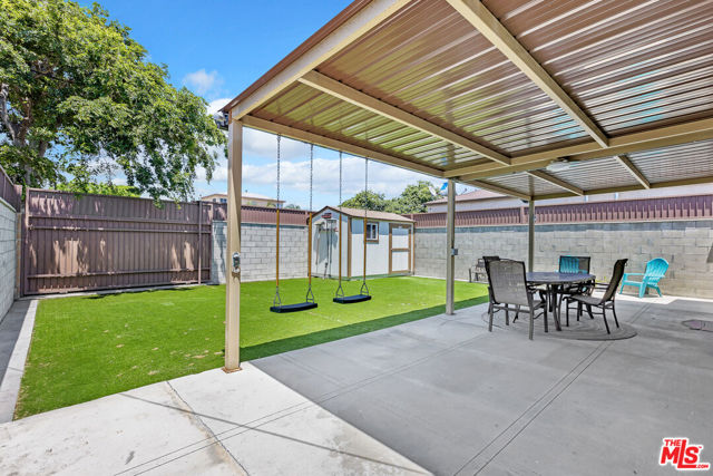 433 E 97th Street, Los Angeles CA: https://media.crmls.org/mediaz/5576e932-6b8d-4348-957a-4ea9b5e91b89.jpg
