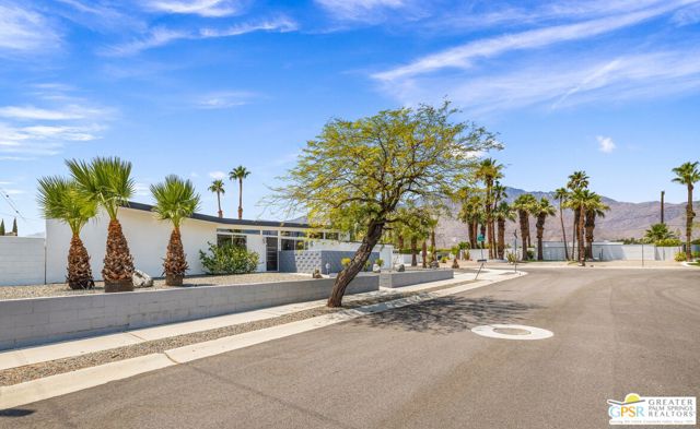 3351 E Paseo Barbara, Palm Springs CA: https://media.crmls.org/mediaz/5577445e-1a29-44c1-96cf-3003dfc92fd4.jpg