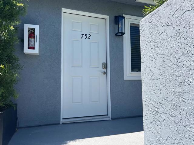 752 E Avenue, Coronado CA: https://media.crmls.org/mediaz/55785cc4-a767-498f-ba0c-a2fe8b27a0f8.jpg