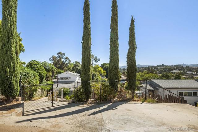 8545 Gardena Rd, Lakeside CA: https://media.crmls.org/mediaz/5578b46c-455d-48b7-b766-e6fd8530ffca.jpg