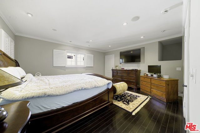 950 S Longwood Avenue, Los Angeles CA: https://media.crmls.org/mediaz/557b1f0f-204a-4930-b266-9525f64047d5.jpg
