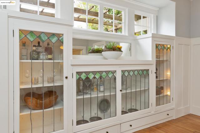 3860 Greenwood Ave, Oakland CA: https://media.crmls.org/mediaz/557d02f6-8717-442c-8146-294d40f06446.jpg