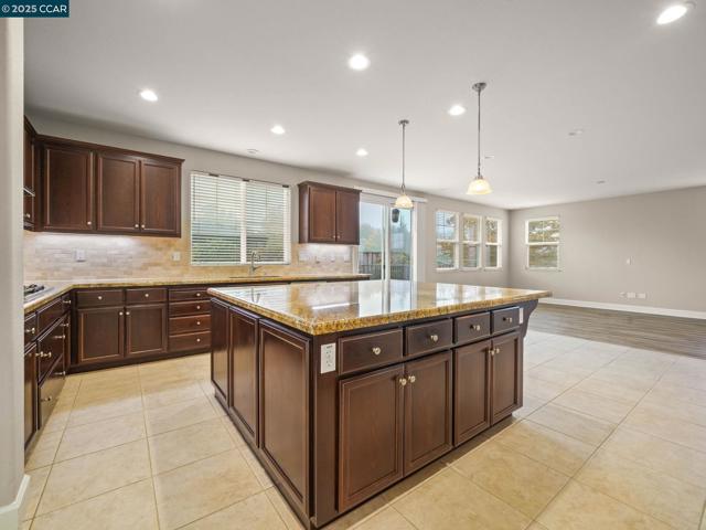 929 Painted Shore Court, Oakley CA: https://media.crmls.org/mediaz/557da895-7084-4c89-949a-871dad712a0d.jpg