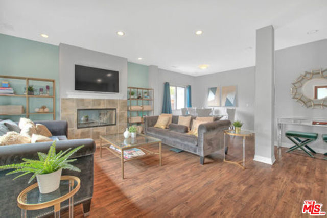 1821 S Sycamore Avenue, Los Angeles CA: https://media.crmls.org/mediaz/557dd234-3557-49ac-9ee7-90342343c204.jpg