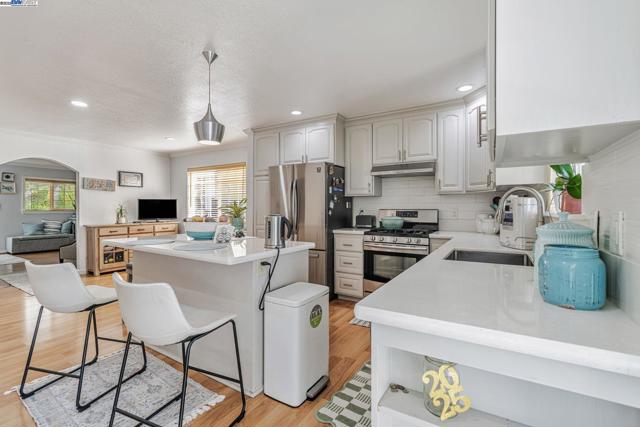 1127 Madera Ave, Menlo Park CA: https://media.crmls.org/mediaz/557edb2b-a106-47f4-8d5d-f4220b535458.jpg