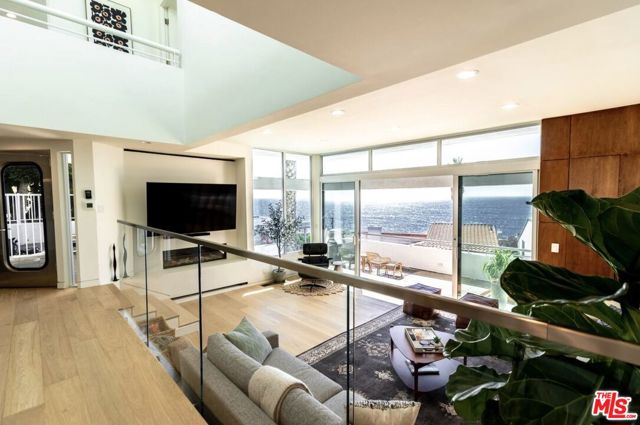 21349 Rambla Vista, Malibu CA: https://media.crmls.org/mediaz/557fff1d-e23c-4f4f-9c22-12077a213c9e.jpg
