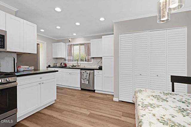 1127 Douglas Avenue, Oxnard CA: https://media.crmls.org/mediaz/55801edf-ddd7-4002-bb5f-576f87ffa22d.jpg