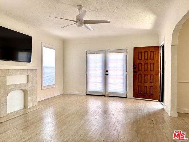 2927 S West View Street, Los Angeles CA: https://media.crmls.org/mediaz/558094a1-6632-4735-b3e3-5345854687a3.jpg