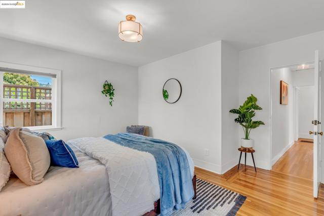 3671 38th Ave, Oakland CA: https://media.crmls.org/mediaz/55810100-14dd-4b67-a017-2f543a4722dd.jpg