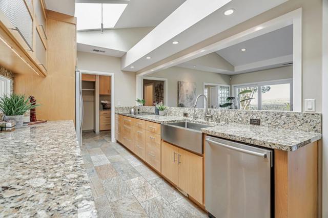 15010 Larga Vista Drive, Los Gatos CA: https://media.crmls.org/mediaz/5581567b-093e-4377-bb22-6a6e51ed7958.jpg