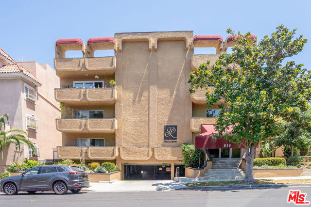 818 S Lucerne Boulevard, Los Angeles CA: https://media.crmls.org/mediaz/5581b065-5e09-4de8-8797-c013c6123acd.jpg