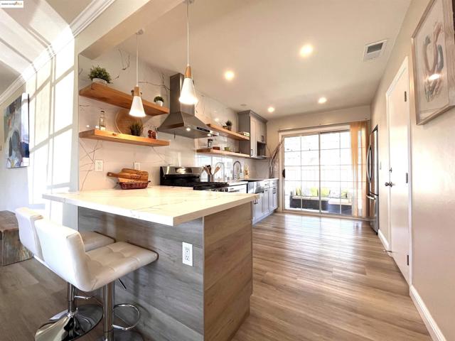 389 White Dr, Hayward CA: https://media.crmls.org/mediaz/5581e9df-6f07-4015-b204-44df73180b1f.jpg
