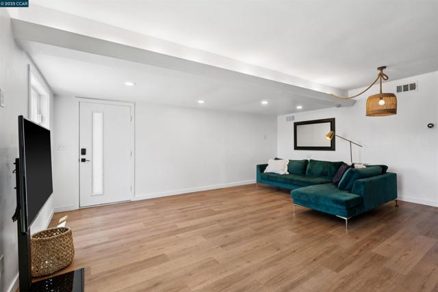 5915 ALHAMBRA AVE, Oakland CA: https://media.crmls.org/mediaz/5581ea0a-c124-4bf2-9991-a233725a066a.jpg