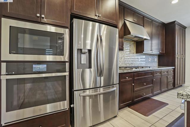 1205 S Ross Ct, Mountain House CA: https://media.crmls.org/mediaz/558264f4-de58-4422-aeb5-57c8bc6f5c71.jpg