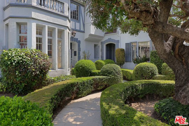 920 S Serrano Avenue, Los Angeles CA: https://media.crmls.org/mediaz/55826760-4b04-4f6f-bd92-5730285722e0.jpg