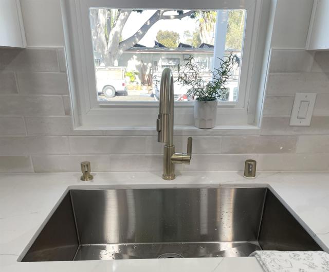 Detail Gallery Image 6 of 16 For 2416 Shamrock St, San Diego,  CA 92105 - 3 Beds | 2 Baths