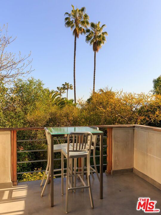 14622 Valley Vista Boulevard, Sherman Oaks CA: https://media.crmls.org/mediaz/5582b2c9-4dea-4ea9-b9ea-a05e476e104b.jpg