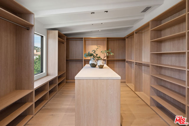 9714 Oak Pass Road, Beverly Hills CA: https://media.crmls.org/mediaz/5582d59c-b2c1-4970-957d-9e1a44e390bc.jpg