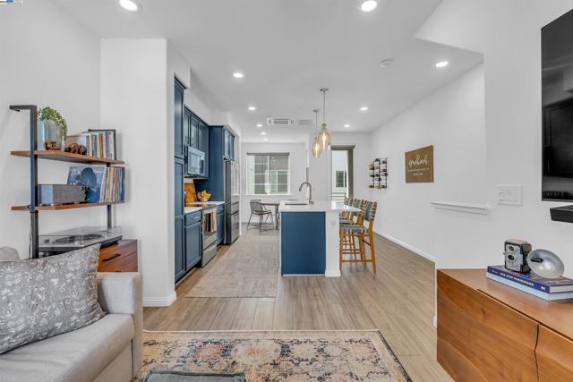 2866 Crusader st, Alameda CA: https://media.crmls.org/mediaz/55830584-04f3-4dbb-8b54-029b109840c3.jpg