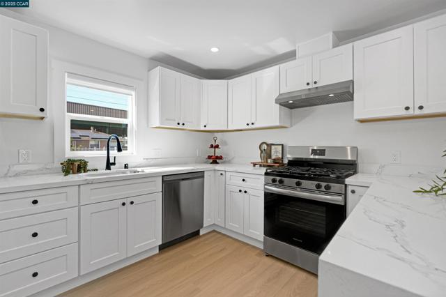 10060 Bernhardt Dr, Oakland CA: https://media.crmls.org/mediaz/5583fc6a-b845-44f4-82ac-1246bcd80014.jpg