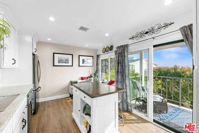 6789 Seawatch Lane, Malibu CA: https://media.crmls.org/mediaz/55841ec4-9096-4ab4-a11a-95dae6dfa59f.jpg