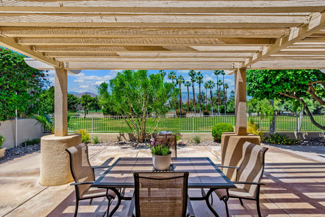 285 Kavenish Drive, Rancho Mirage CA: https://media.crmls.org/mediaz/55843cfb-8eb4-4c09-ab85-4a94d05be2cf.jpg