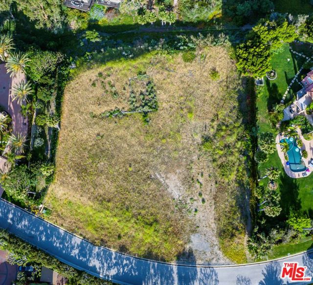 6435 Meadows Court, Malibu CA: https://media.crmls.org/mediaz/5584daab-7332-4250-b681-3534f65c218e.jpg