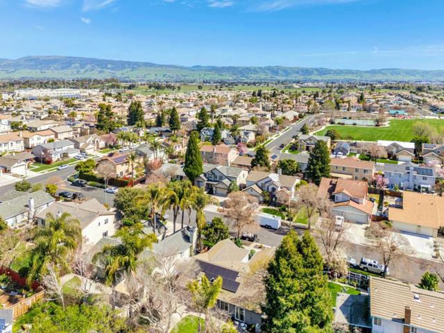 9642 Eagle Hills Way, Gilroy CA: https://media.crmls.org/mediaz/5585b5b7-c47a-466f-8e75-56b0b6beef5c.jpg