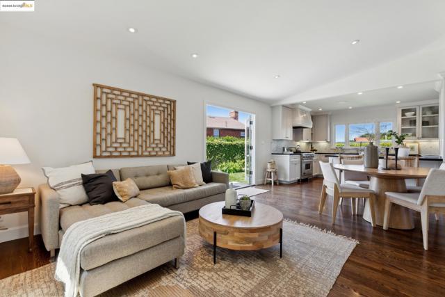 412 Scenic Avenue, Piedmont CA: https://media.crmls.org/mediaz/558670b4-3c53-4c66-8485-b1b8f54c6995.jpg