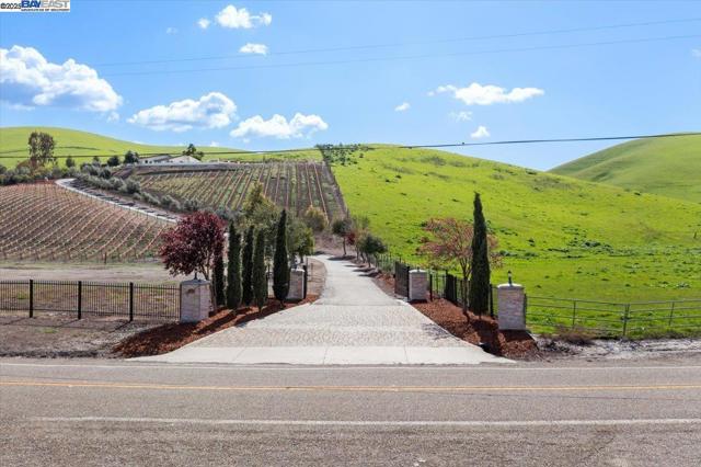 5388 Doolan Rd, Livermore CA: https://media.crmls.org/mediaz/5586d14b-e8e8-4c2a-af4c-febacdd94902.jpg