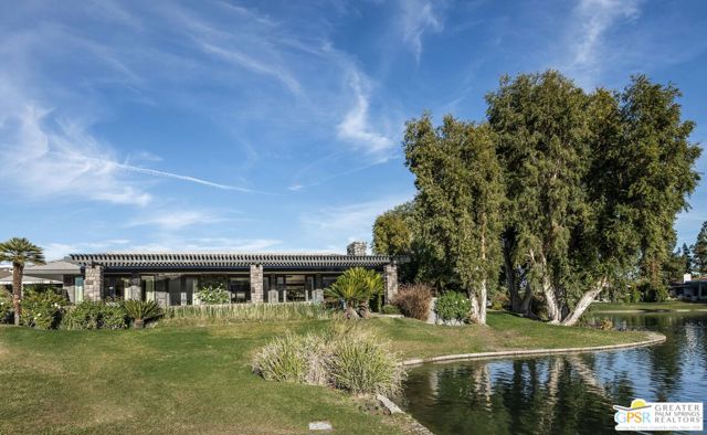 8 Surrey Court, Rancho Mirage CA: https://media.crmls.org/mediaz/5586e9d7-205a-421c-83af-3b127eaf1ce6.jpg
