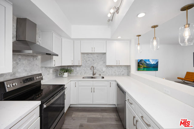 321 S San Vicente Boulevard, Los Angeles CA: https://media.crmls.org/mediaz/558754ad-c6bc-4cd2-b409-aecaabdd0a19.jpg