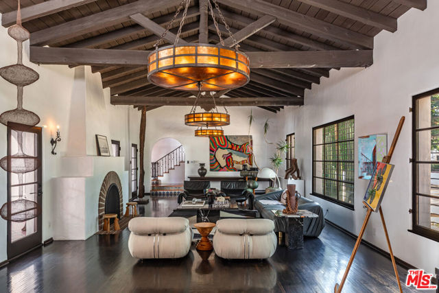 820 N Roxbury Drive, Beverly Hills CA: https://media.crmls.org/mediaz/55885453-3524-45b7-8b85-b0d9b5467ef1.jpg