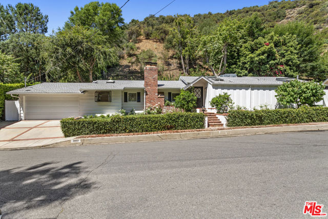 3933 Mandeville Canyon Road, Los Angeles CA: https://media.crmls.org/mediaz/55889276-ed17-4ec4-ad67-3f729d92480c.jpg