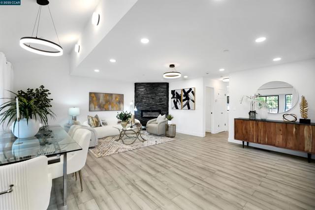 27 Briarwood Ct, Brentwood CA: https://media.crmls.org/mediaz/558991ed-4fb8-4fb1-a6ec-0c50412dffa9.jpg