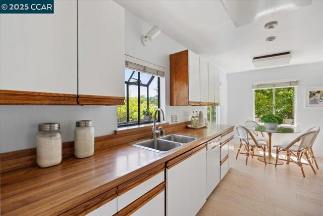32 California Ave, Orinda CA: https://media.crmls.org/mediaz/5589f7cd-8441-4051-b082-aebd30e43a2e.jpg