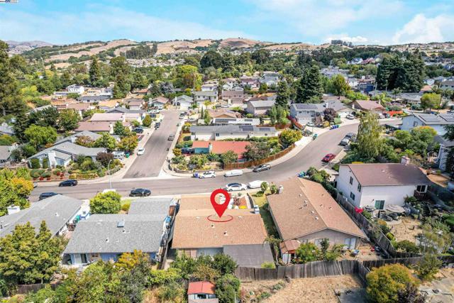 22633 Mossy Rock Drive, Hayward CA: https://media.crmls.org/mediaz/558a596c-53e0-4268-b625-beb03ead9179.jpg