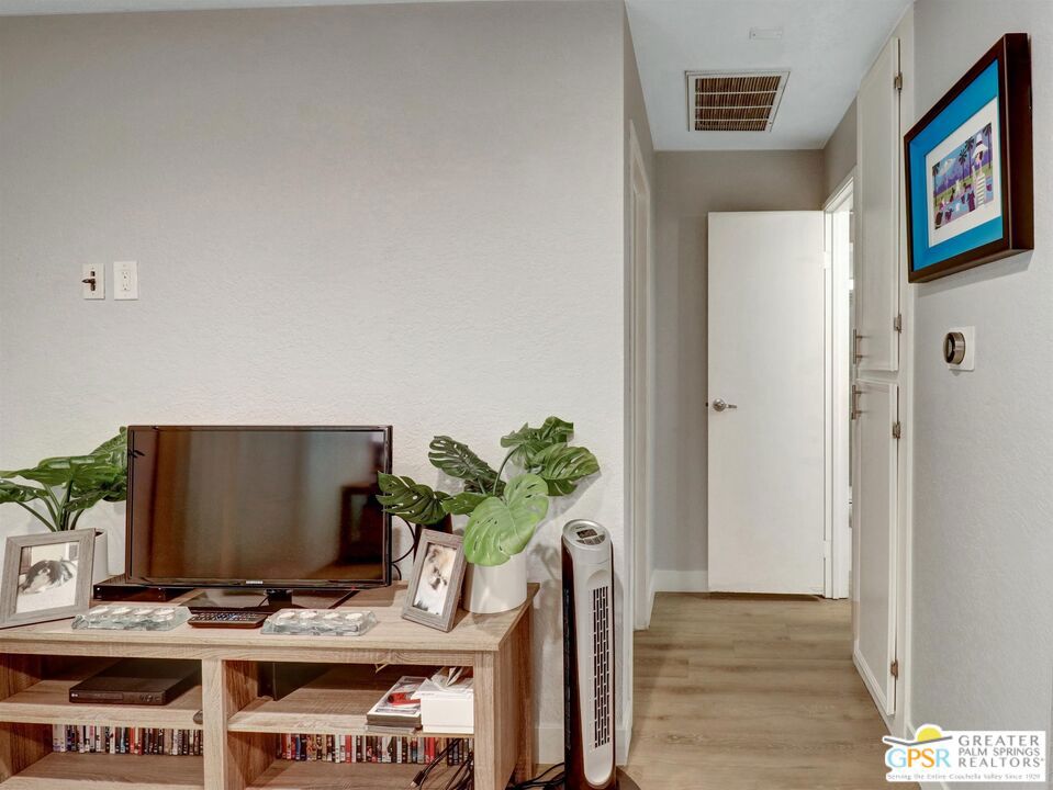https://media.crmls.org/mediaz/558a8ea9-9661-4af2-92e1-abd109dd187e.jpg?preset=X-Large