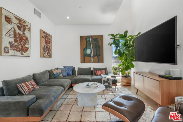 3724 1/2 Vinton Avenue, Los Angeles CA: https://media.crmls.org/mediaz/558a9de8-6355-4c58-9b48-98561144c14a.jpg