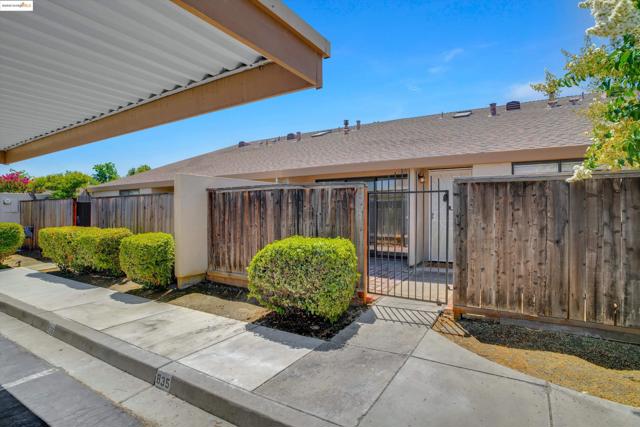 835 Villa Ter, Brentwood CA: https://media.crmls.org/mediaz/558b11aa-df3c-4762-bbf7-0d243e0578fc.jpg