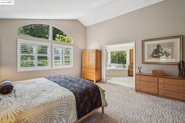 1037 Silverhill Dr, Lafayette CA: https://media.crmls.org/mediaz/558b1561-61ad-4d11-b448-7ee0716926ca.jpg