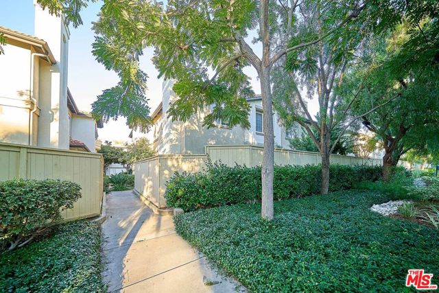 915 Somerville, Irvine CA: https://media.crmls.org/mediaz/558bc581-2a39-4c12-8345-efef8e609611.jpg