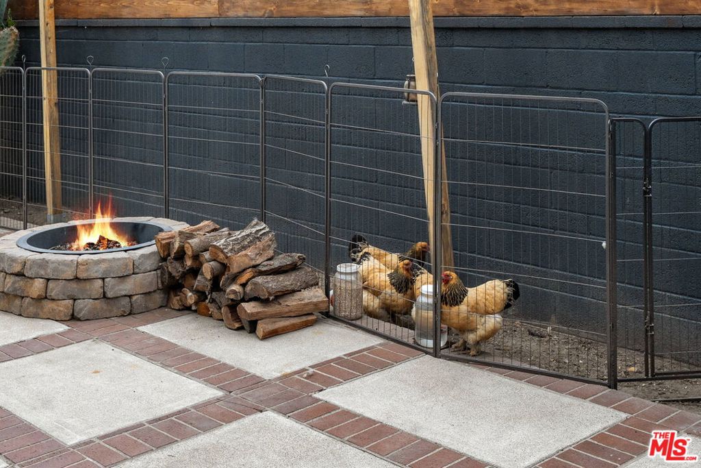 https://media.crmls.org/mediaz/558c501d-d61c-41fe-9546-52d8612cc1f0.jpg?preset=X-Large