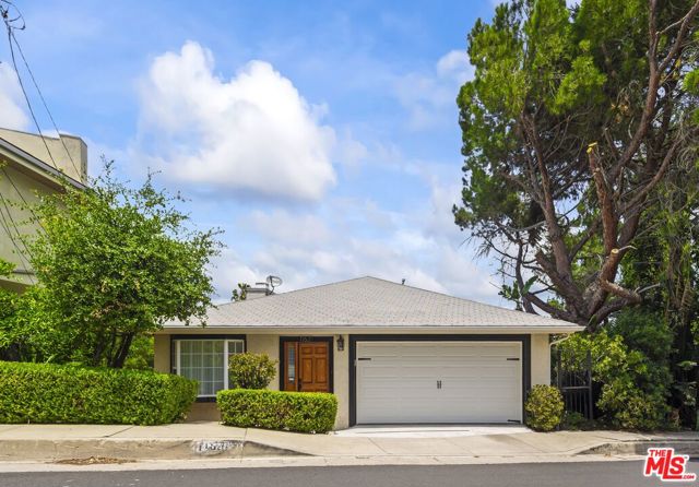 11621 Sunshine Terrace, Studio City CA: https://media.crmls.org/mediaz/558dcd6c-0bf8-4ef9-afdc-0b9e10ca5e39.jpg