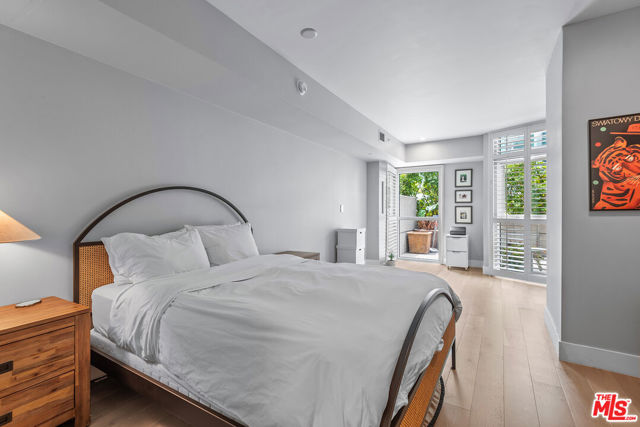 13600 Marina Pointe Drive, Marina del Rey CA: https://media.crmls.org/mediaz/558dd839-b7cd-4838-a4ac-598f40de26f0.jpg